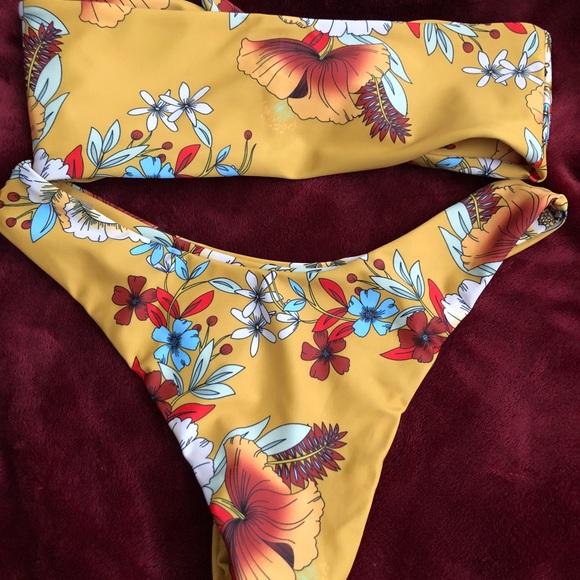 Bikini - Picture 2 of 4